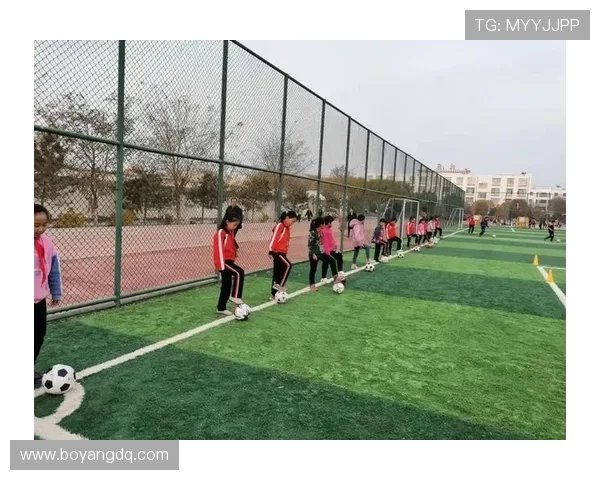 儿童同款足球明星鞋子让小球员尽享运动乐趣与时尚风采